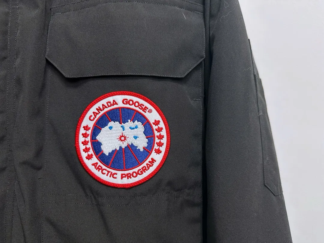 P780 Top Purchasing Version (Wolf Hair Optional) 🇨🇦CANADA GOOES 24 new models 08 models/couple models Factory direct supply: supplying global purchasing agents, micro-business, entities, Tmall, high-end stalls and studio cooperation, free shipping! Canada Goose Expedition Parka 2008 is the same style for men and women. It is mid-length and the most timeless classic. All Arctic and Antarctic scientific expedition teams choose Canada Goose as their cold-proof equipment. It is the Rolls-Royce of down jackets. ➖ Industry-leading anti-counterfeiting chip sensing. ➖ Imported Behringer embroidery machines and customized embroidery labels, the highest level and industry leading. ➖ Imported Korean 21-count polyester-cotton blended original fabric, TC85 waterproof coated fabric, water-repellent, windproof and wear-resistant. ➖ The new national standard 80 white duck down is filled with an average of 520 grams of down. The amount of down filled is industry-leading. ➖ 100% nylon lining with double double-layer sealing design to prevent velvet running, and seamless thread design on the cuffs! ➖ Western Canadian Green Wolf Collar. ➖ Yoshida YKK provides original factory-customized electroplated sliders. YKK two-way lockable zippers are tight and smooth and do not peel off paint. ➖ 3M composite Velcro is durable and the accessories and hardware are all custom-made. Note: Our copywriting is only simple and clear. Instead of bragging about the copywriting, it is better to compare and understand with samples. Only for the purest goose, the most dedicated, the most professional, the highest quality, the highest cost performance!  Size:XS-XXL